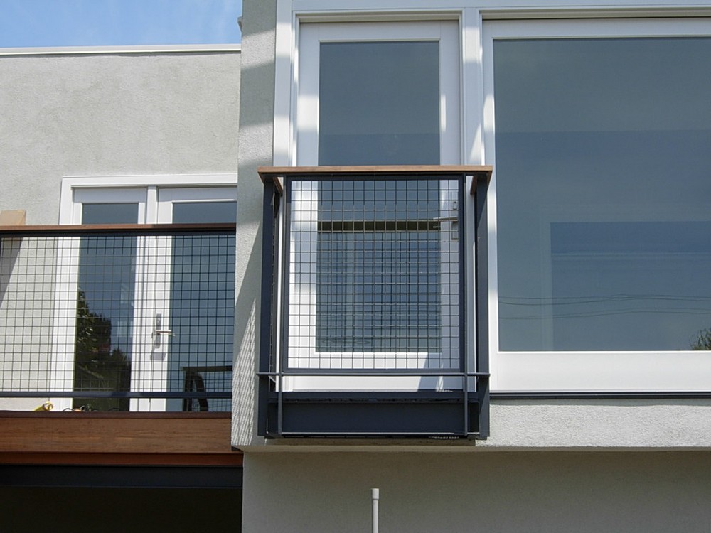 https://www.uasteelfab.com/wp-content/uploads/2019/03/wire-mesh-panel-balcony.jpg